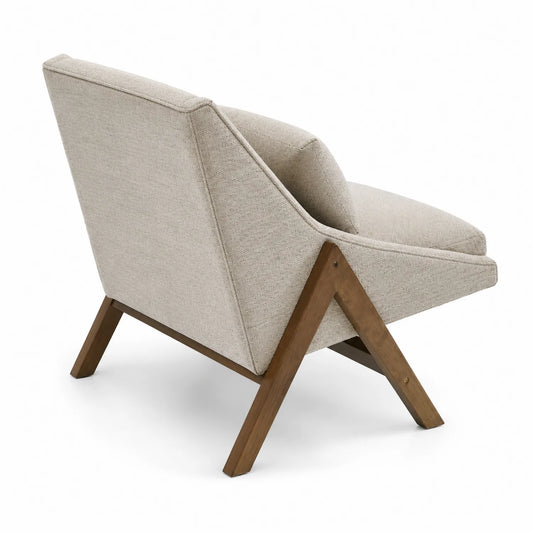 Fauteuil en tissu beige avec cadre en bois massif